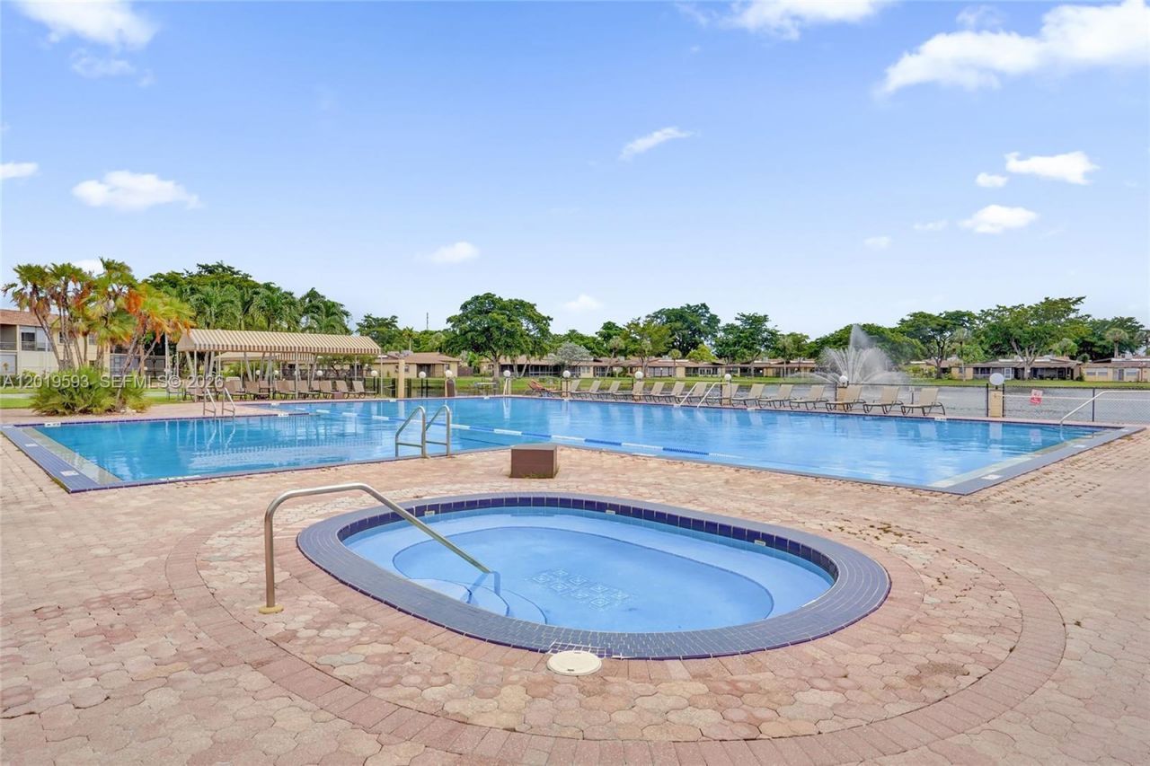 123 Briarwood Cir, Unit 2-5, Hollywood, FL 33024 Photo