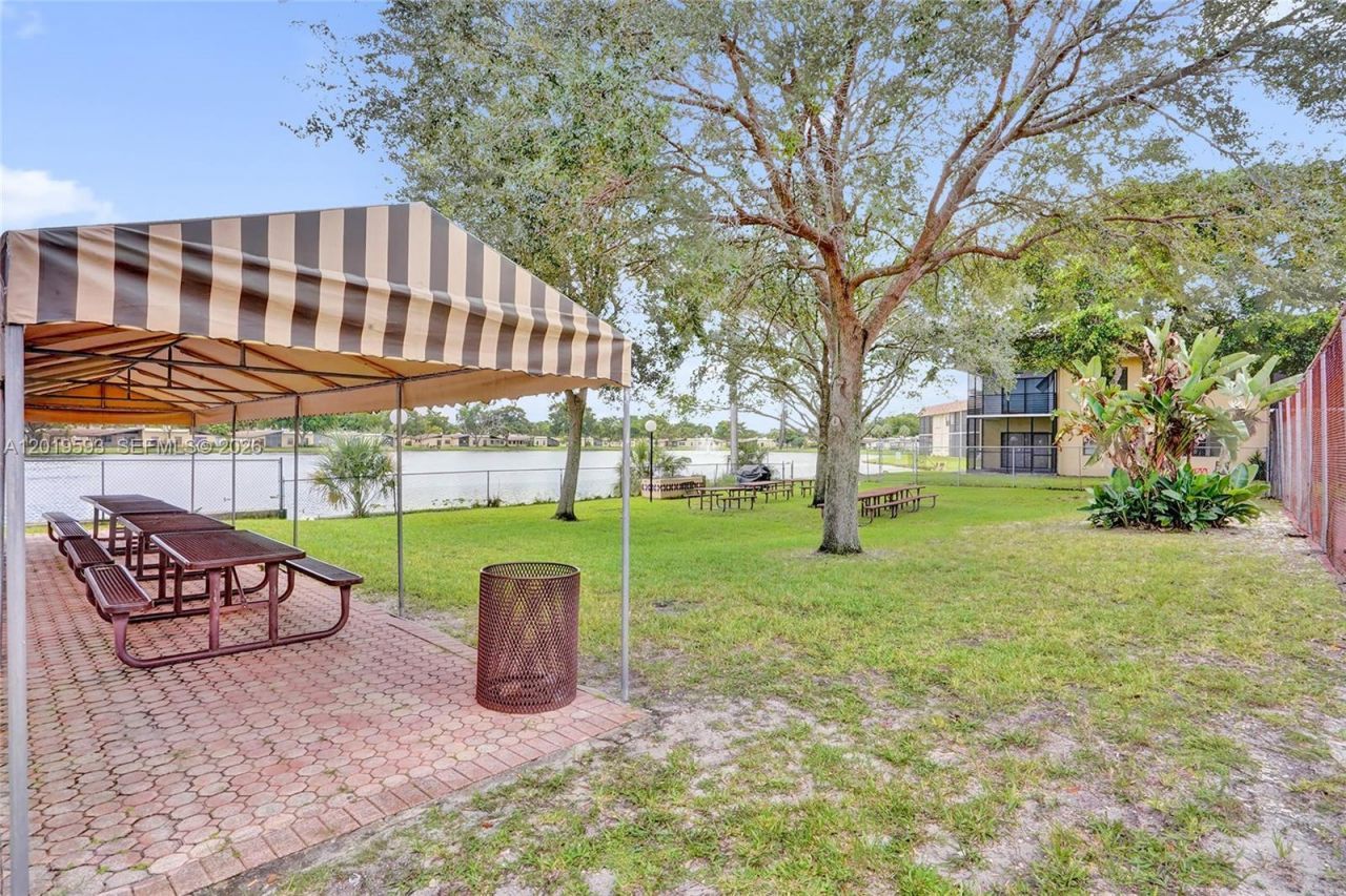 123 Briarwood Cir, Unit 2-5, Hollywood, FL 33024 Photo