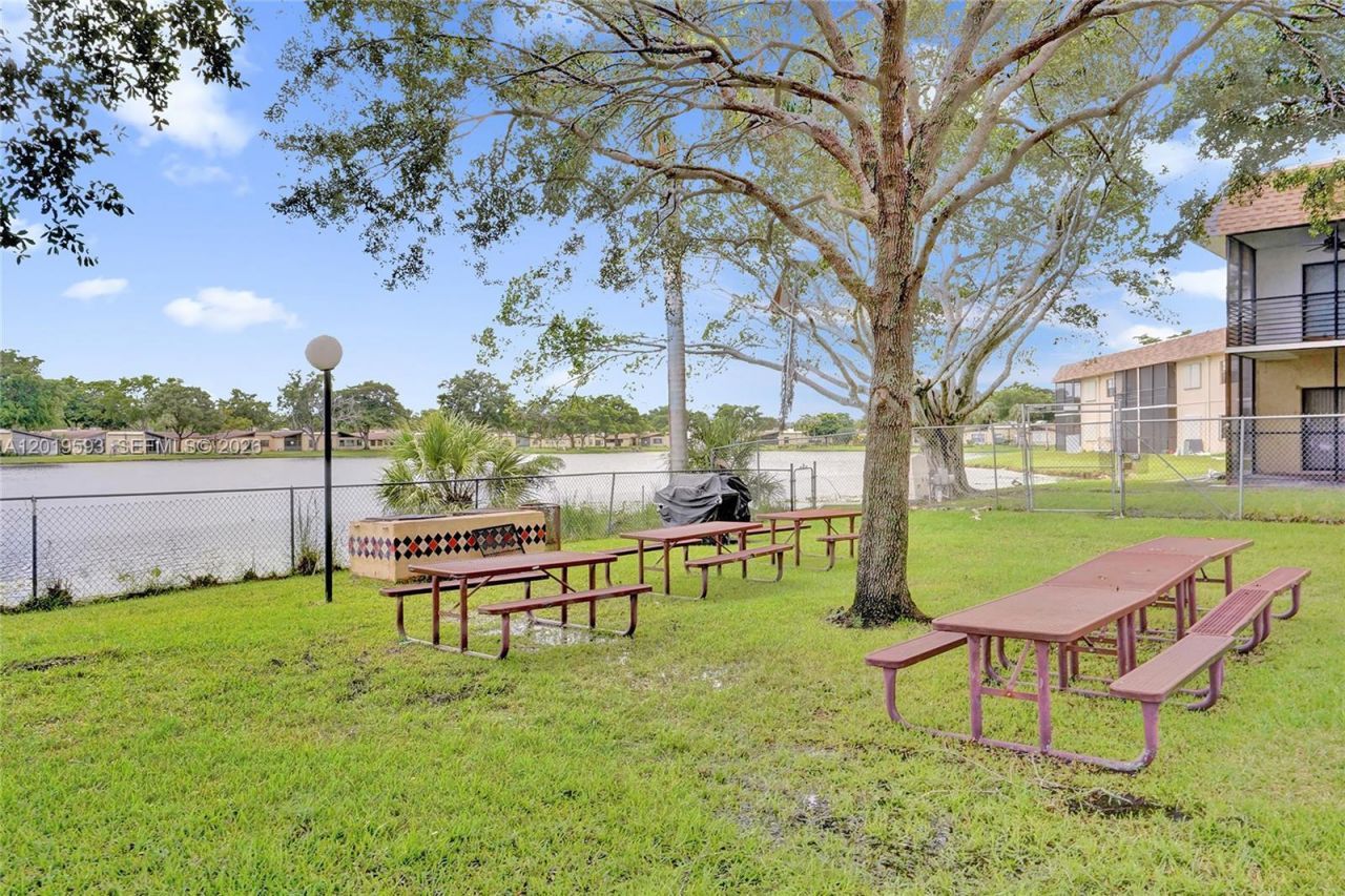 123 Briarwood Cir, Unit 2-5, Hollywood, FL 33024 Photo