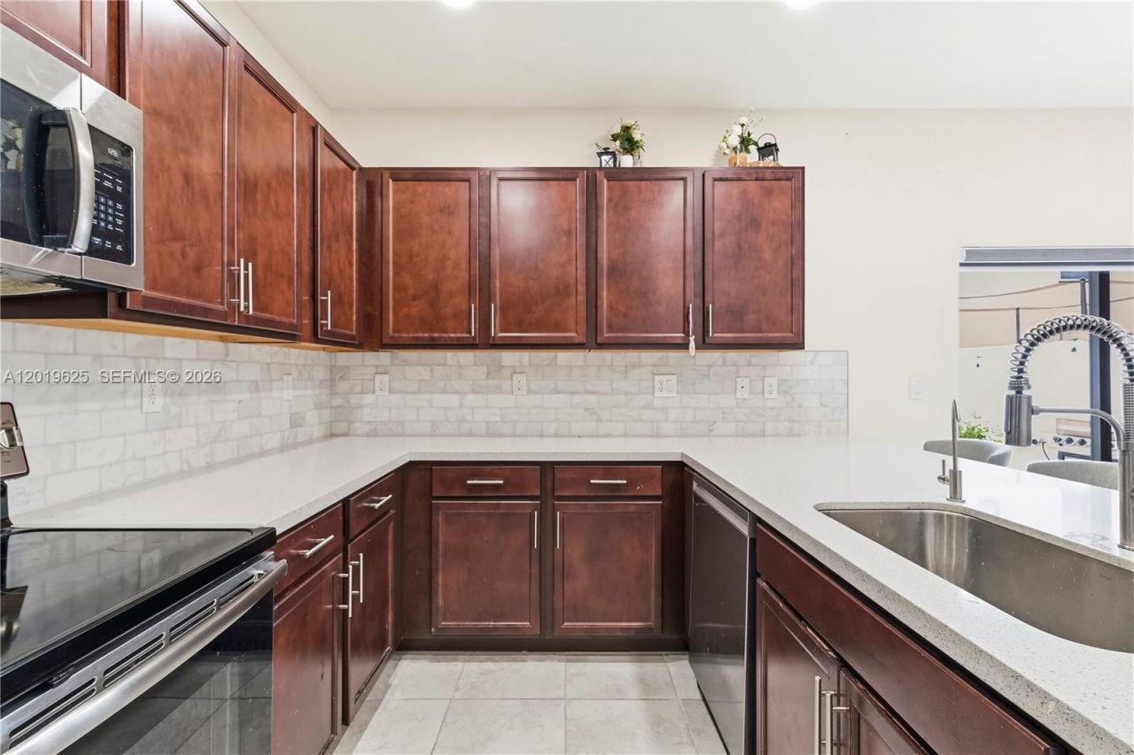 10560 W 33rd Way, Unit 10560, Hialeah, FL 33018 Photo