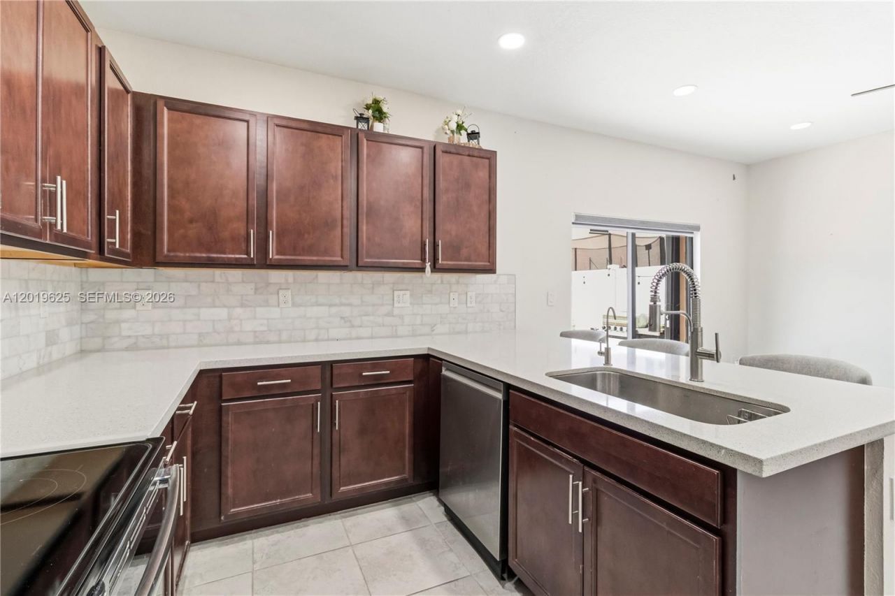 10560 W 33rd Way, Unit 10560, Hialeah, FL 33018 Photo