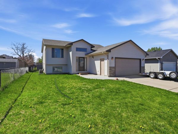 1513 E 67th St N N, Sioux Falls, SD 57104