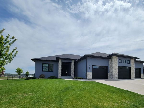 901 Lakeshore Circle, No. Sioux City, SD 57049