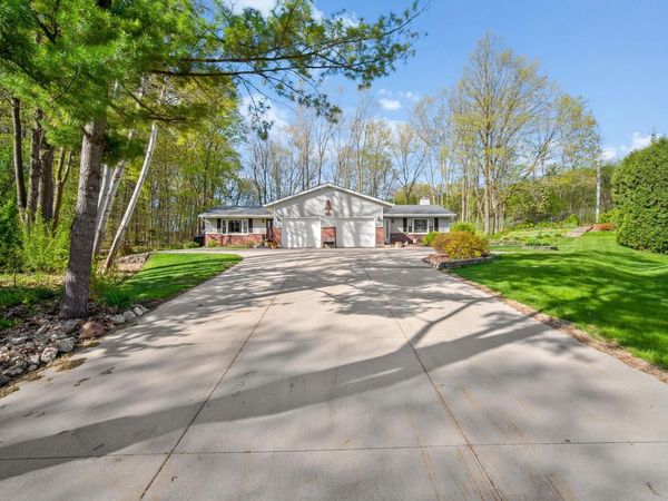 2120 Willowbrook DRIVE, West Bend, WI 53090