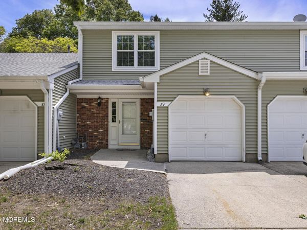 39 Oak Lane, Eatontown, NJ 07724