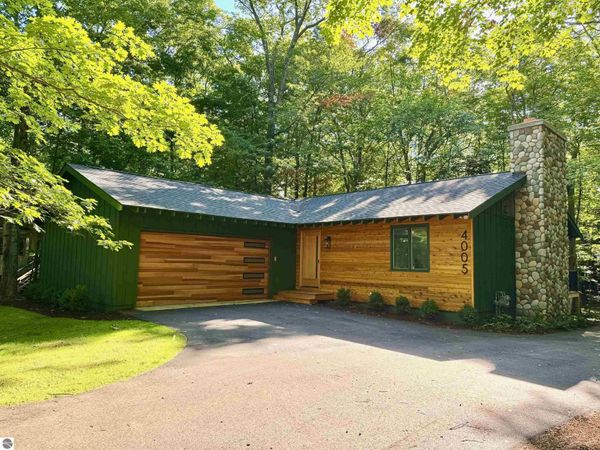 4005 Oxford Drive E, Leland, MI 49654