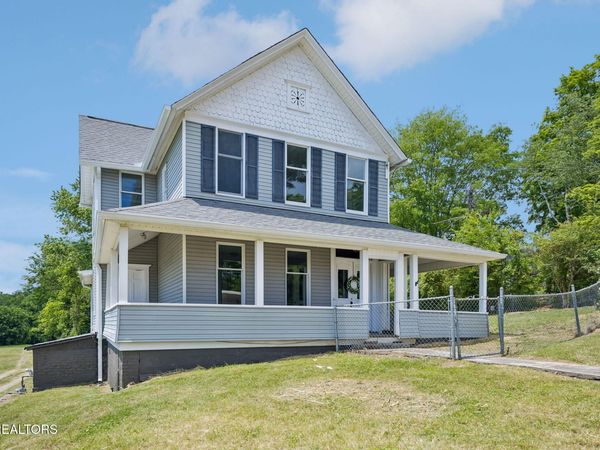 902 Queen Ave, Harriman, TN 37748