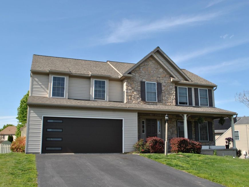 315 Lynne Drive, Mount Wolf, PA 17347 Main Photo