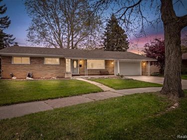 11215 Chippewa Drive, Warren, MI 48093