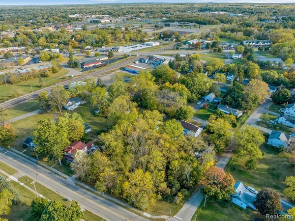 329 Reid Road , Grand Blanc, MI 48439