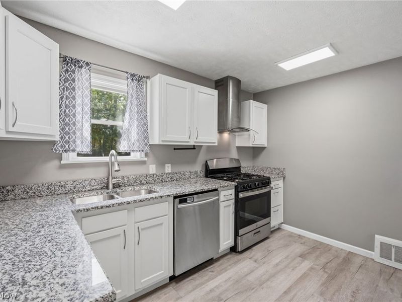 468 E 305th Street, Willowick, OH 44095 Photo 3