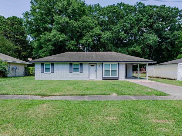 614 Cypress Dr, Baker, LA 70714