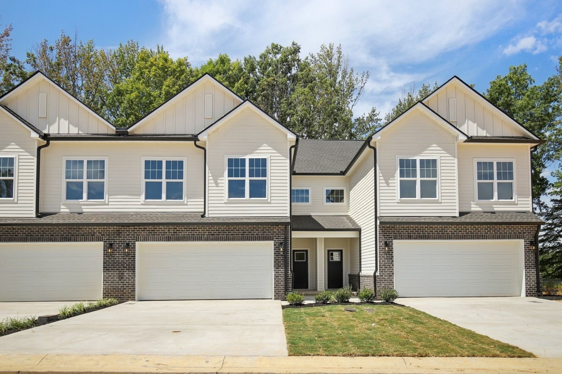 1058 Stagecoach Dr, White House, TN 37188 Main Photo