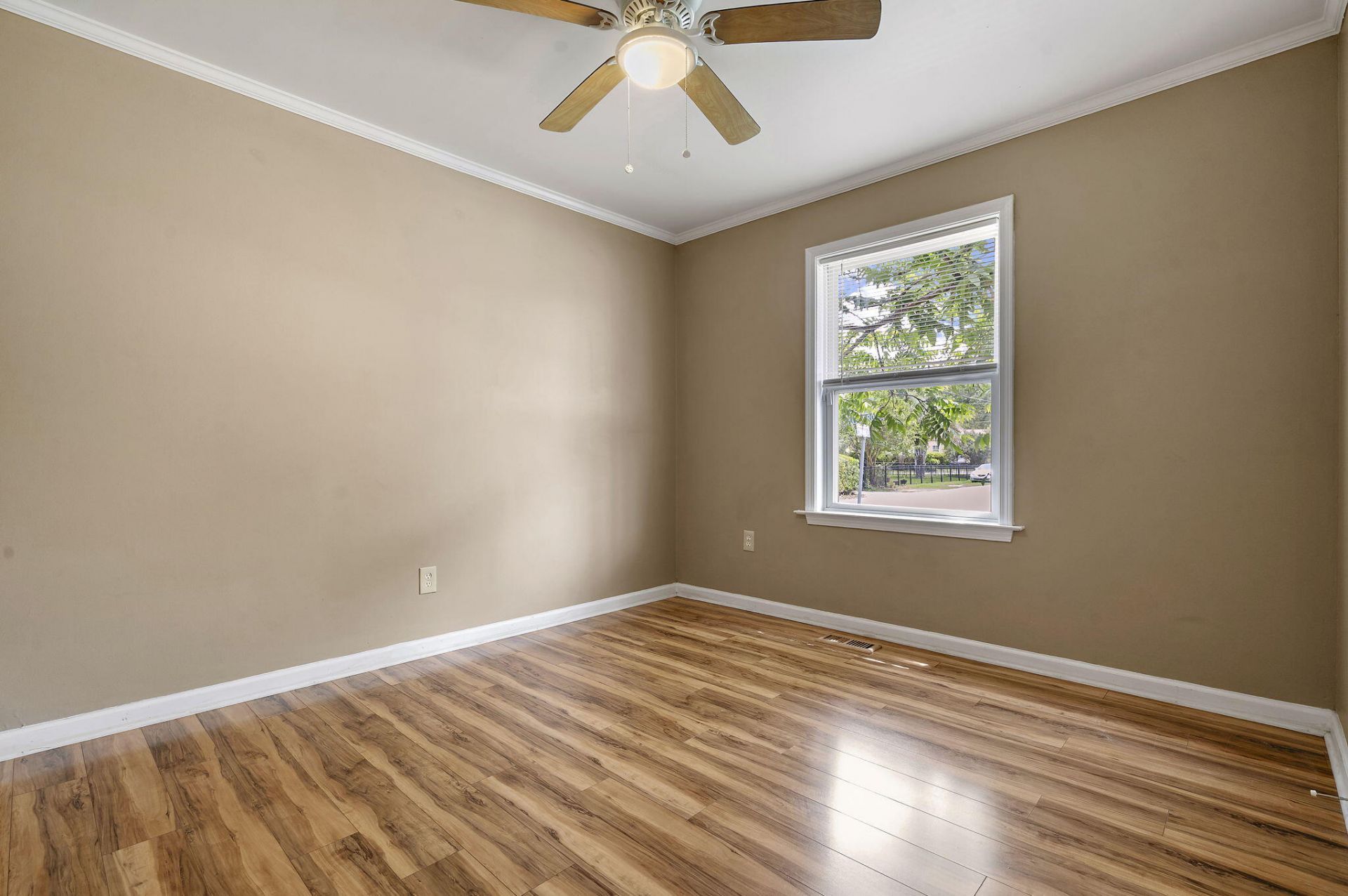 916 Hillsboro Drive Photo 22