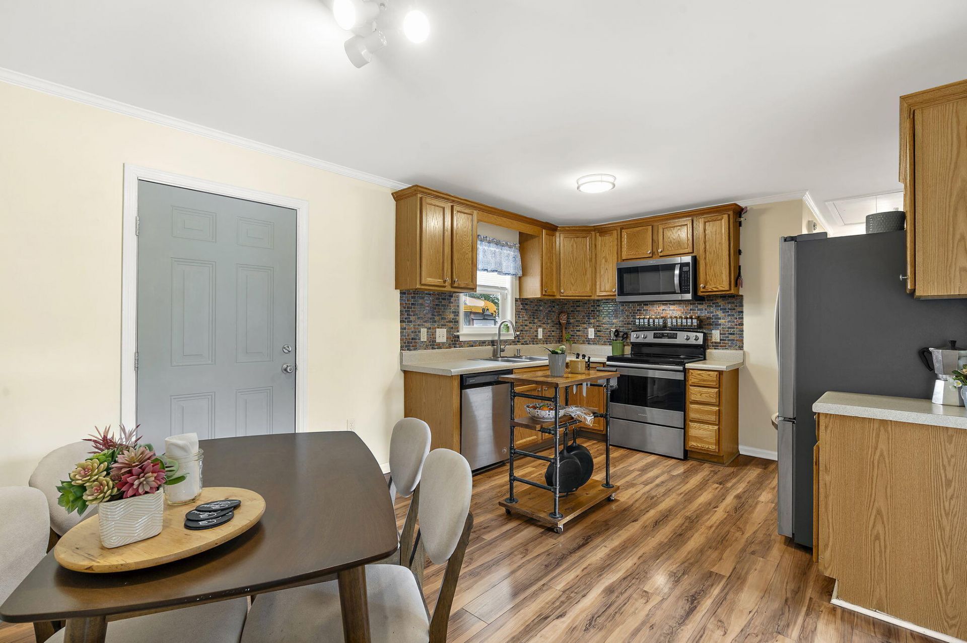 916 Hillsboro Drive Photo 9
