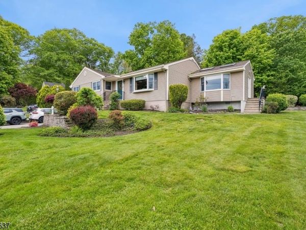 6 Waters Edge, Kinnelon, NJ 07405