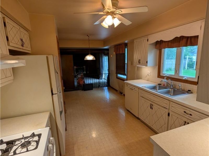1161 Gulf Road, Elyria, OH 44035 Photo 12