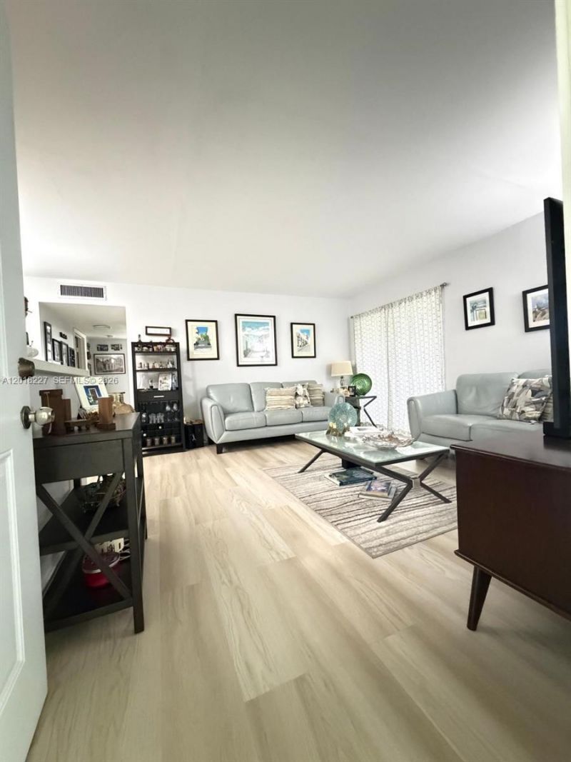 761 NE 199th St, Unit 102, Miami, FL 33179 Photo