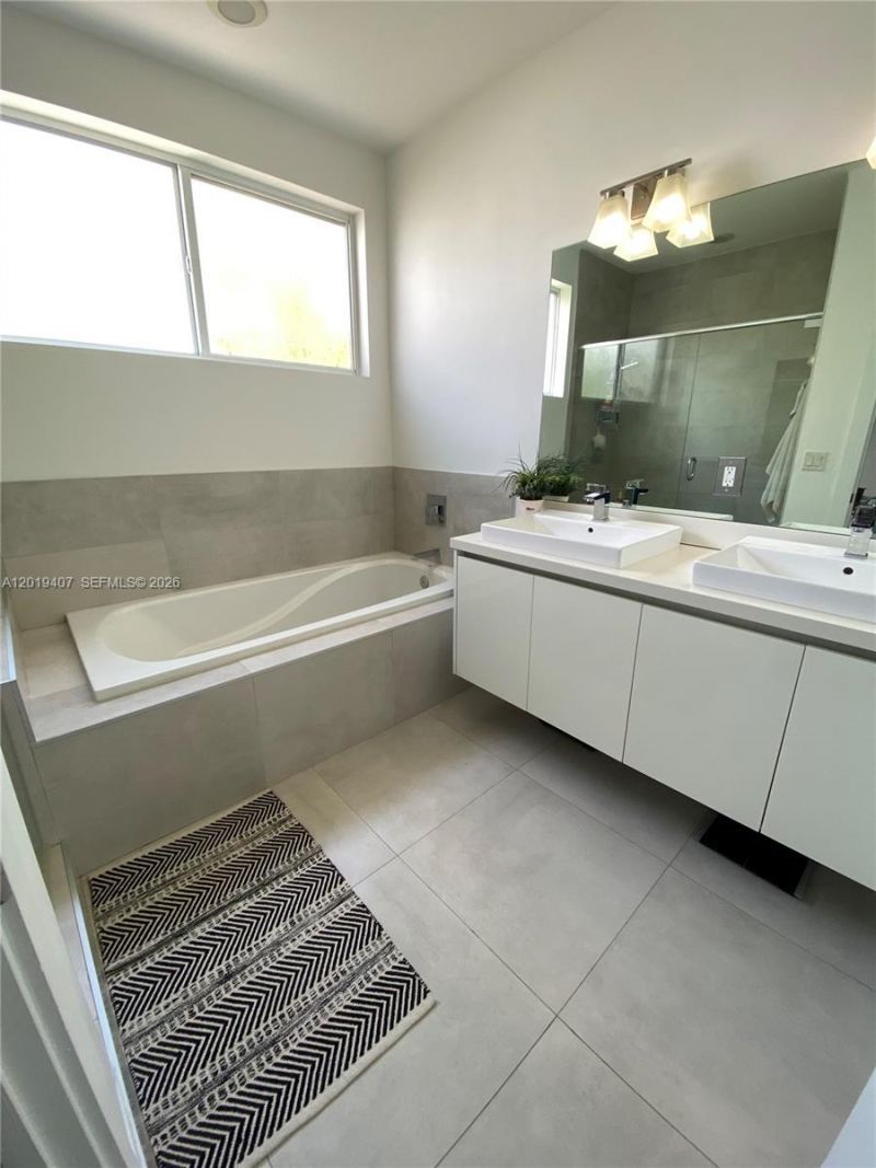 10241 NW 71st Ter , Doral, FL 33178 Photo
