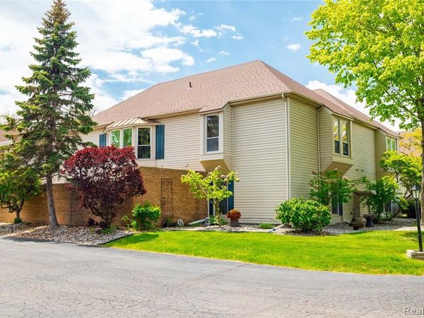 8095 Colony Drive, Grosse Ile Twp, MI 48138