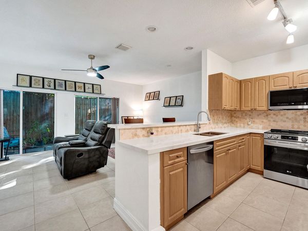 1743 NE 4th Avenue, Unit F4, Fort Lauderdale, FL 33305