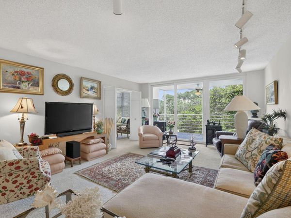 3900 Oaks Clubhouse Drive, Unit 410, Pompano Beach, FL 33069