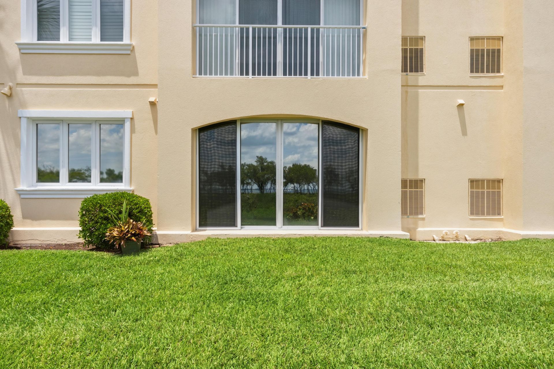 24 W Harbour Isle Dr Drive E, Unit 106, Fort Pierce, FL 34949 Photo