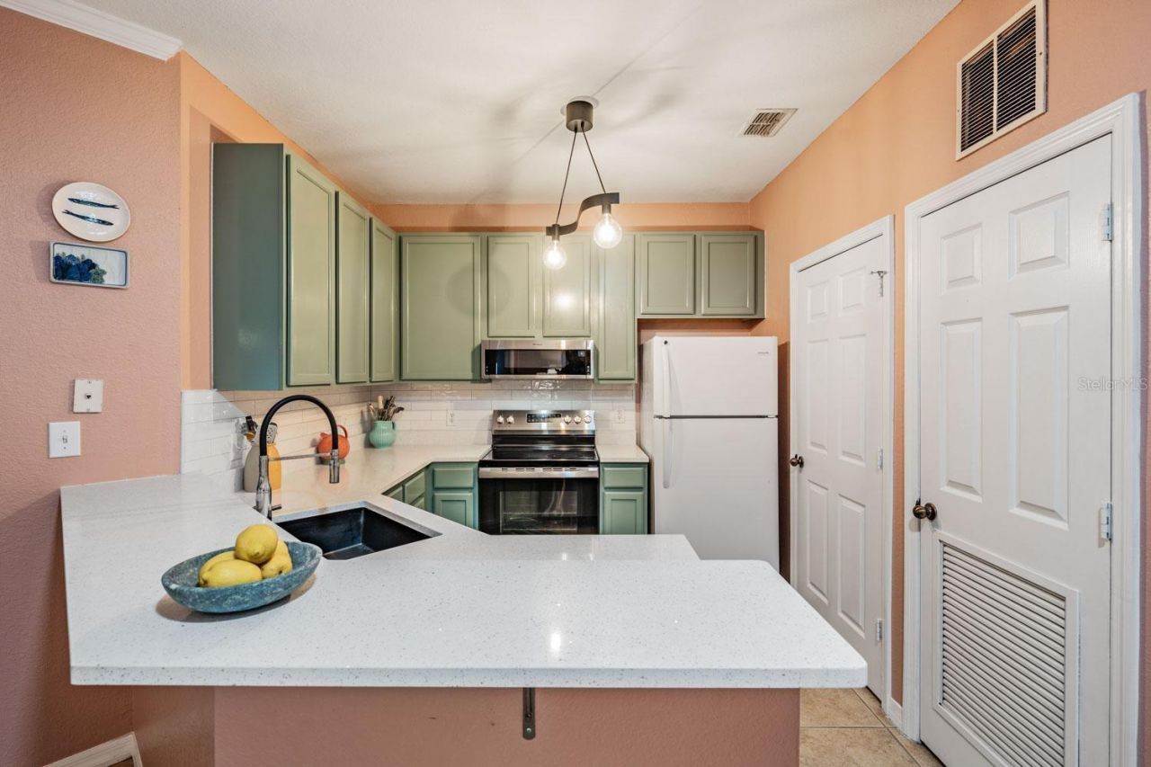 10103 Courtney Oaks Circle , Unit 103, Tampa, FL 33619 Photo