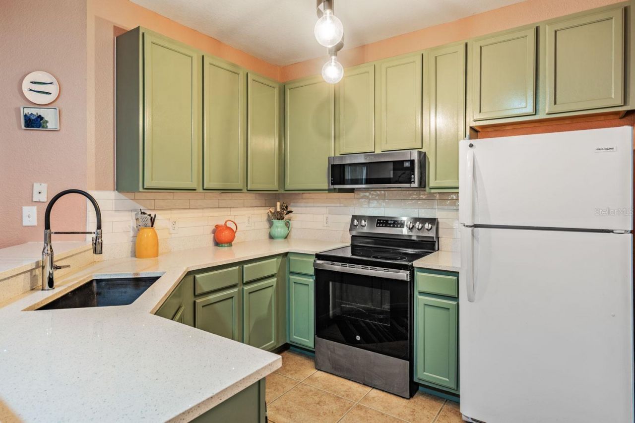 10103 Courtney Oaks Circle , Unit 103, Tampa, FL 33619 Photo