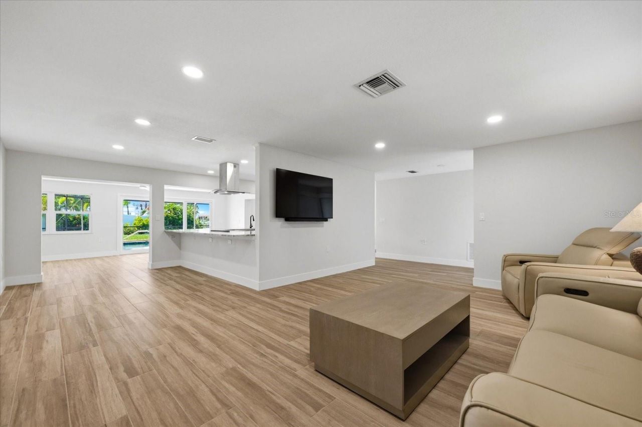 8008 13th Avenue S, Saint Petersburg, FL 33707 Photo
