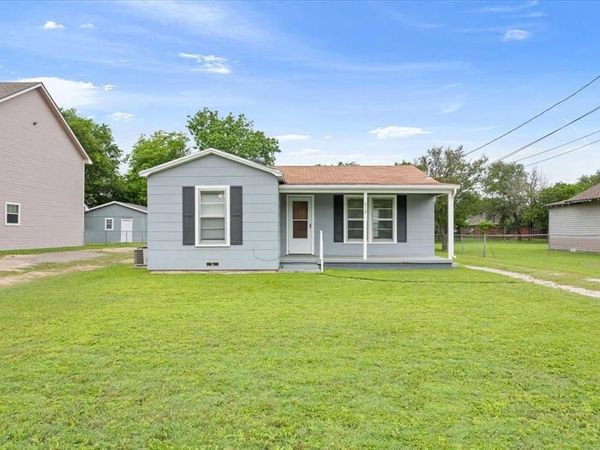 212 Avenue E, Lacy Lakeview, TX 76705