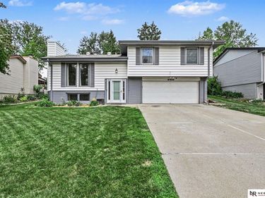 9406 Maplewood Boulevard, Omaha, NE 68134