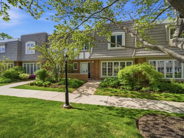 1490 Avignon Court , Highland Park, IL 60035