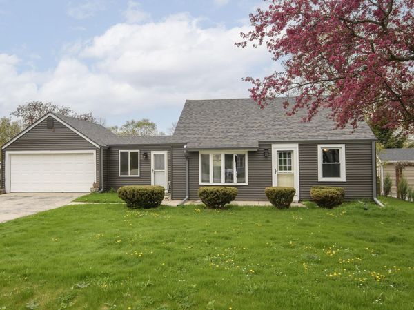 W271N2563 Pear Tree Ln, Pewaukee, WI 53072