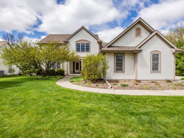 207 Woodlands Ct, Hartland, WI 53029