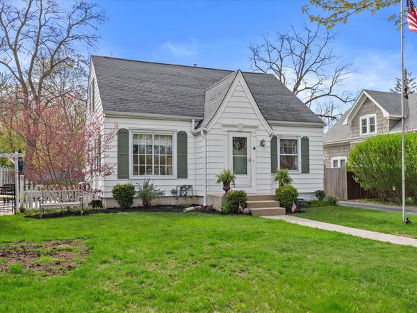 8115 N Whitney Rd, Fox Point, WI 53217