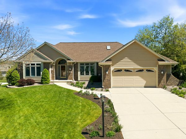 13230 W Foxwood Dr, New Berlin, WI 53151