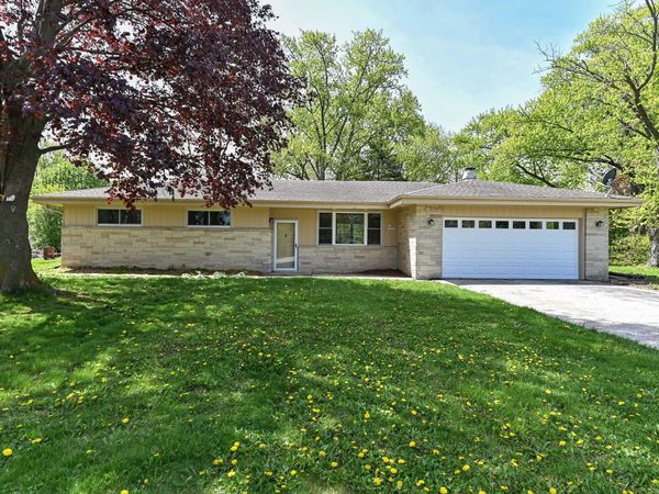 N79W15709 Charles Ct, Menomonee Falls, WI 53051