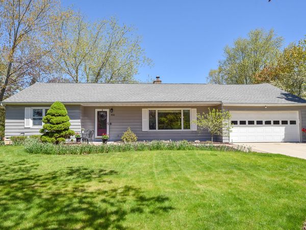 814 E Manor Cir, Bayside, WI 53217