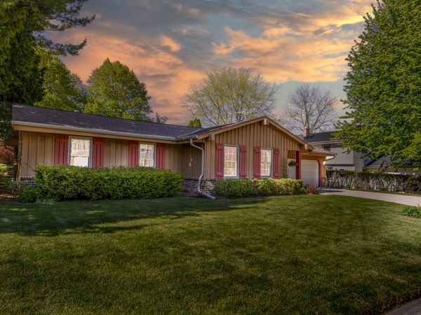 2204 Hunting Ridge Rd, Waukesha, WI 53188