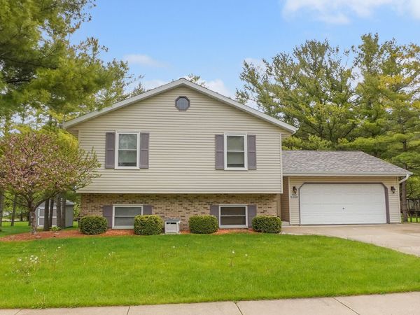 W200N16500 Pine Dr, Jackson, WI 53037