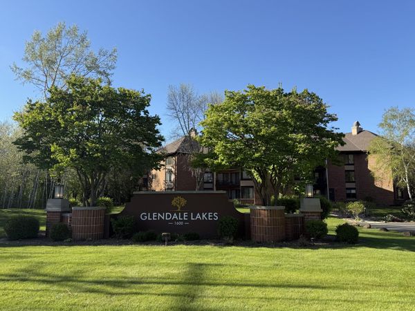 1600 W Green Tree Rd, Unit 225, Glendale, WI 53209