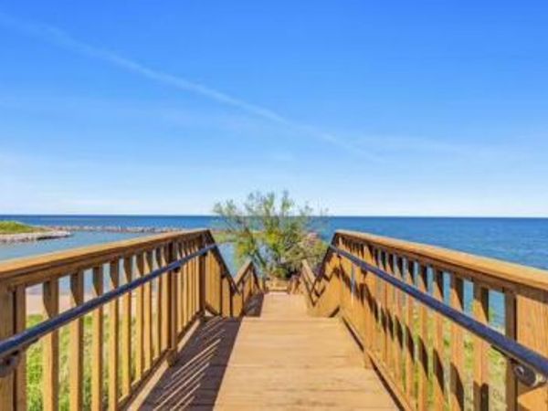 3862 S Lake Dr, Unit 407, Saint Francis, WI 53235