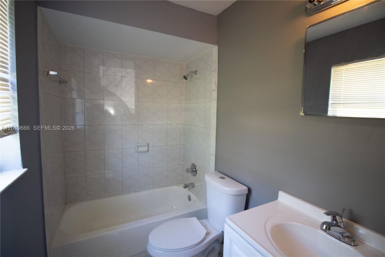 825 SW 10th St , Unit A, Hallandale Beach, FL 33009 Photo