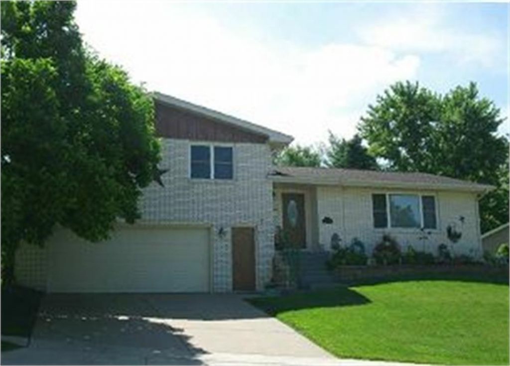 2840 Hickory Hill, Dubuque, IA 52001 Main Photo