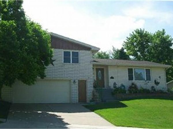 2840 Hickory Hill, Dubuque, IA 52001