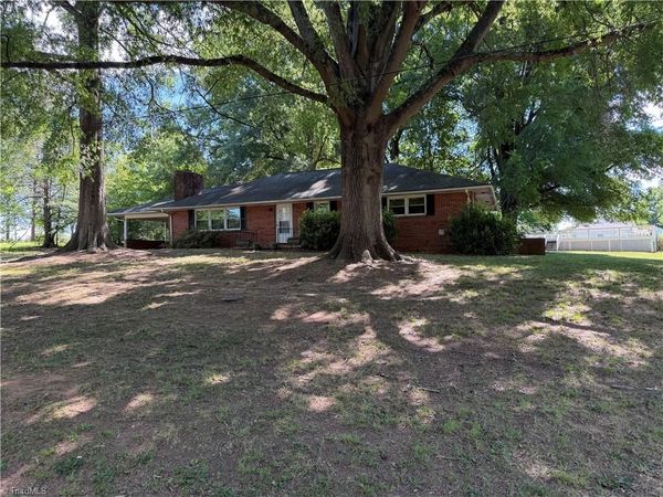 2975 Bellaire Circle , Walkertown, NC 27051