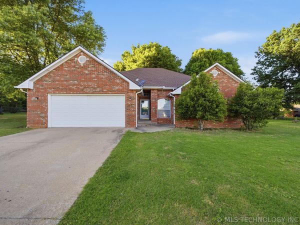 2203 Fieldstone Court S, Okmulgee, OK 74447