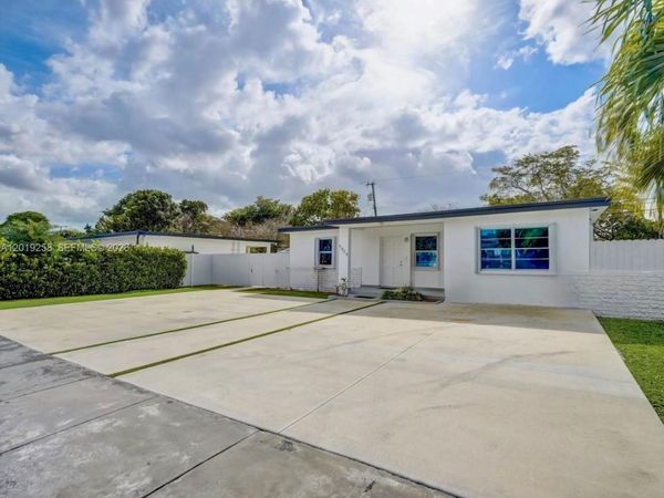 9494 SW 39th St , Miami, FL 33165