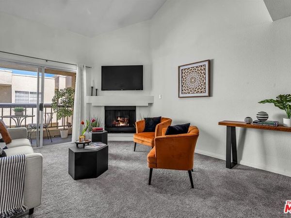 21520 Burbank Boulevard, Unit 313, Woodland Hills, CA 91367